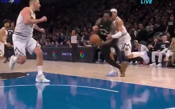 虎扑直播-戈登身后拉拽兰德尔犯规，芬奇抱怨裁判应该回看录像